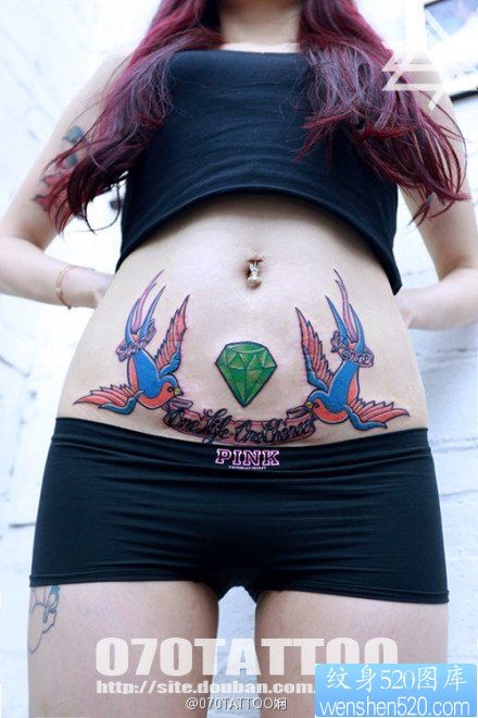 点击大图看下一张：美女腹部潮流经典的钻石与小燕子纹身图片