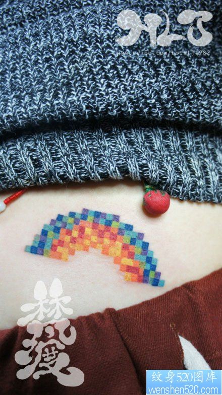 点击大图看下一张：女人腹部精美漂亮的马赛克彩虹纹身图片