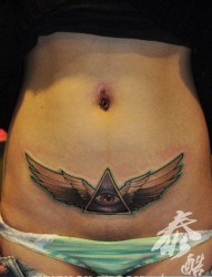 女人腹部时尚经典的眼睛翅膀纹身图片
