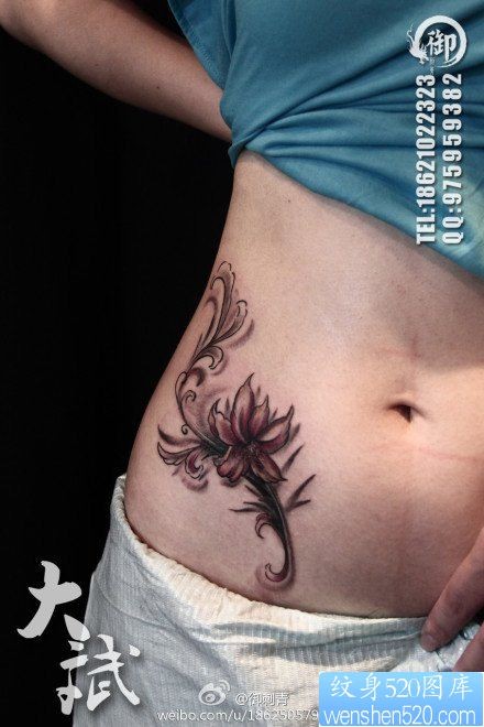 点击大图看下一张：美女腹部潮流唯美的百合花纹身图片