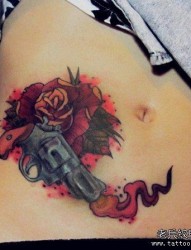 美女腹部潮流经典的手枪与玫瑰花纹身图片
