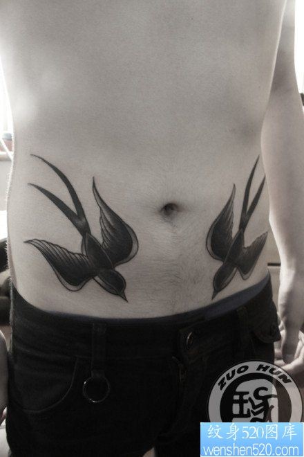 点击大图看下一张：腹部时尚经典的黑白小燕子纹身图片