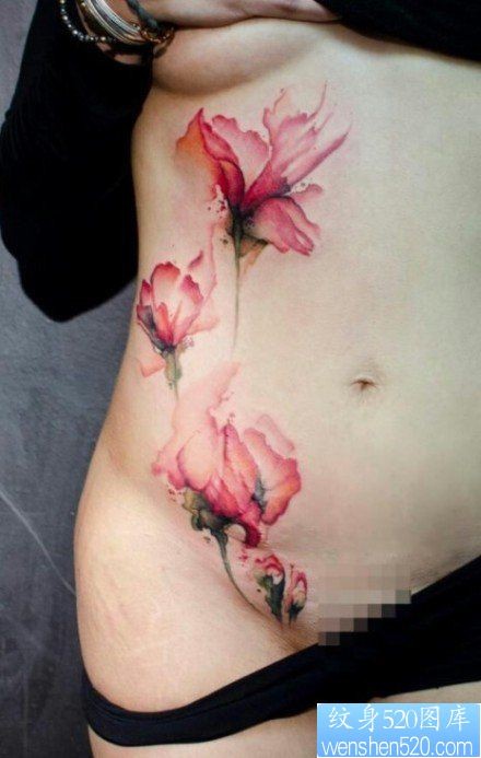 点击大图看下一张：女人腹部时尚精美的水墨花卉纹身图片