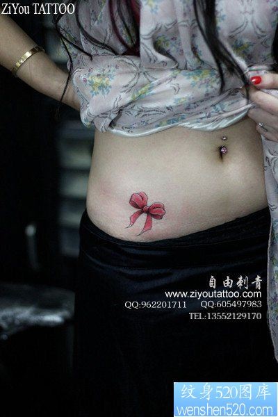 点击大图看下一张：美女腹部小巧的的蝴蝶结纹身图片