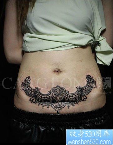 点击大图看下一张：女人腹部时尚精美的蕾丝纹身图片