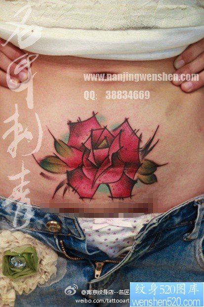 点击大图看下一张：女人腹部疤痕遮盖－精美潮流的school玫瑰花纹身图片