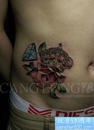 点击大图看下一张：男人腹部经典时尚的皇冠玫瑰钻石纹身图片
