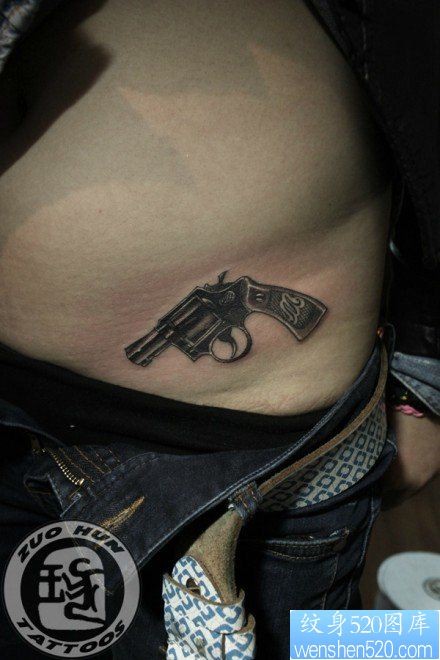 点击大图看下一张：腹部时尚潮流的一幅小手枪纹身图片