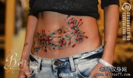 点击大图看下一张：女人腹部好看唯美的花卉纹身图片
