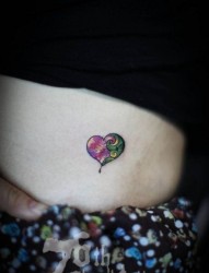 女人腹部一幅彩色星空爱心纹身图片