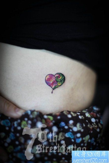 点击大图看下一张：女人腹部一幅彩色星空爱心纹身图片