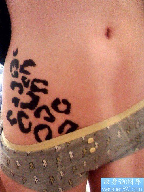 点击大图看下一张：女人腹部时尚精美的图腾豹纹纹身图片