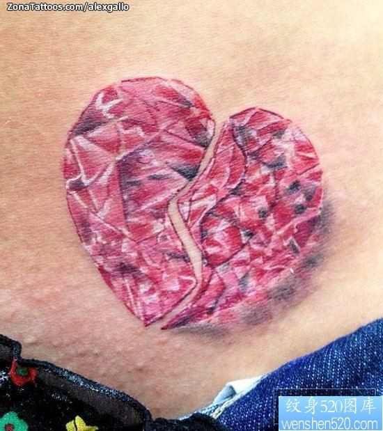 点击大图看下一张：女人腹部精美的碎裂的爱心钻石纹身图片