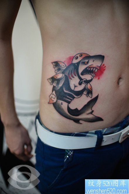 点击大图看下一张：男人腹部时尚经典的鲨鱼纹身图片