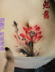 美女腹部疤痕遮盖水墨莲花纹身图片