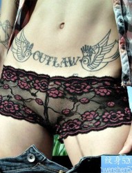 一幅女人腹部燕子字母纹身图片由纹身520图库推荐