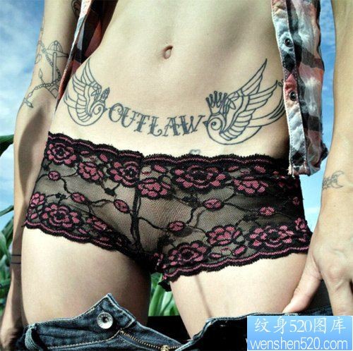 点击大图看下一张：一幅女人腹部燕子字母纹身图片由纹身520图库推荐