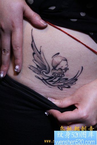 点击大图看下一张：女人腹部天使翅膀纹身图片