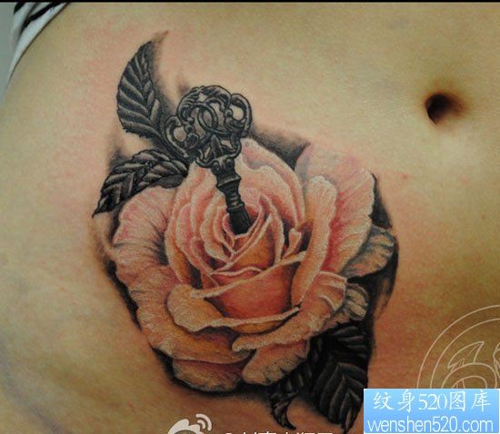 点击大图看下一张：女人腹部漂亮精美的玫瑰花与钥匙纹身图片