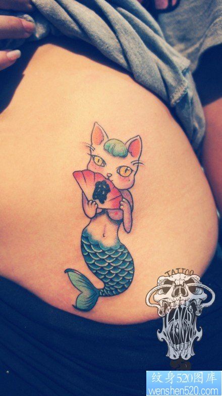 点击大图看下一张：美女腹部时尚可爱的猫头的美人鱼纹身图片