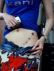 美女腹部小巧精美的五角星纹身图片