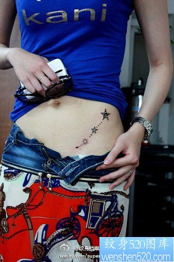 点击大图看下一张：美女腹部小巧精美的五角星纹身图片