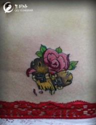 女人腹部好看时尚的爱心玫瑰纹身图片