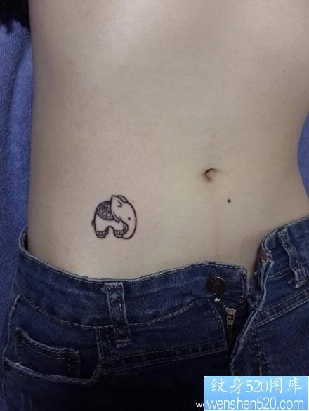 点击大图看下一张：女人腹部一幅小巧的小象纹身图片