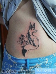 女人腹部可爱潮流的小狐狸纹身图片