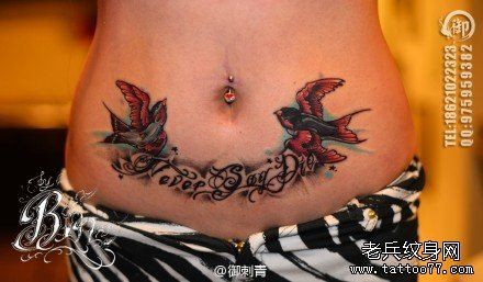 点击大图看下一张：女人腹部时尚潮流的燕子与字母纹身图片