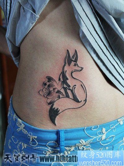 点击大图看下一张：女人腹部可爱潮流的小狐狸纹身图片