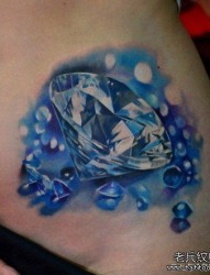 女人腹部漂亮梦幻的一幅彩色钻石纹身图片