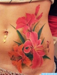 美女腹部唯美漂亮的彩色百合花纹身图片