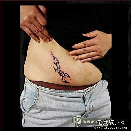 点击大图看下一张：不错的男生腹部蝎子图腾纹身图片