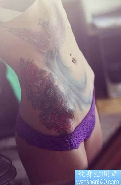 点击大图看下一张：纹身520图库推荐一幅女人腹部彩色凤凰 纹身图片