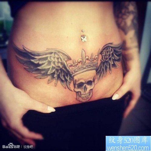 点击大图看下一张：美女腹部经典很酷的骷髅翅膀纹身图片