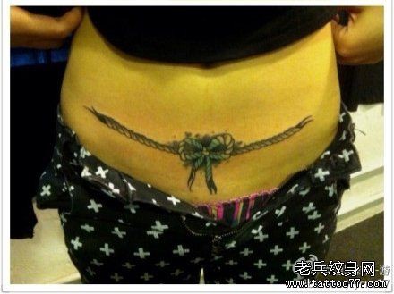 点击大图看下一张：女人腹部小巧时尚的蝴蝶结纹身图片