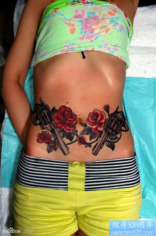 点击大图看下一张：女人腹部潮流时尚的手枪玫瑰纹身图片