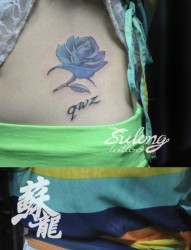 美女腹部好看精美的玫瑰花纹身图片
