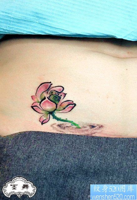 点击大图看下一张：女人腹部唯美时尚的写意莲花纹身图片