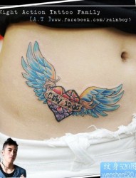 女人腹部唯美潮流的爱心翅膀纹身图片