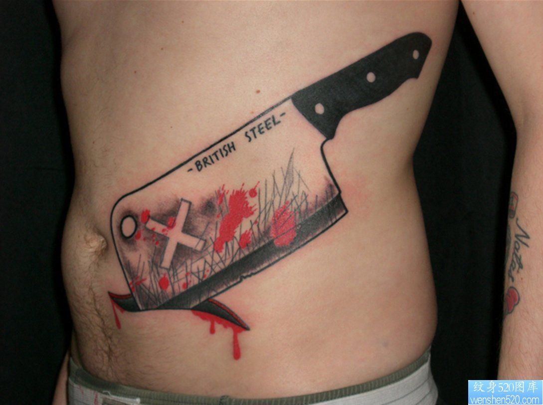 点击大图看下一张：推荐一幅霸气的腹部菜刀纹身作品