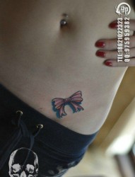 女人腹部时尚小巧的蝴蝶结纹身图片