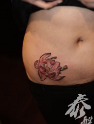 女人腹部盛开莲花纹身图片