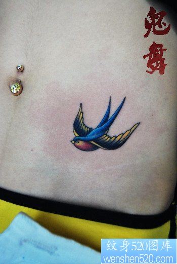 点击大图看下一张：美女腹部小巧时尚的小燕子纹身图片