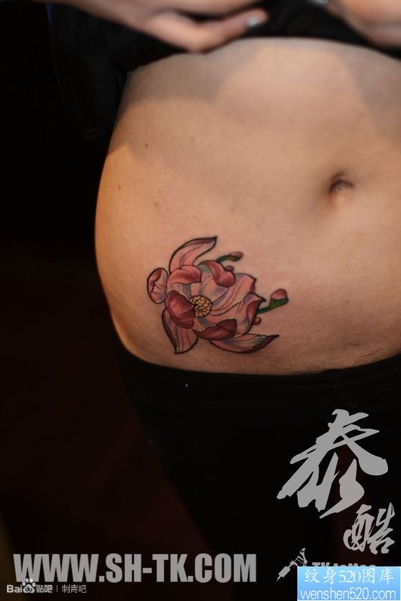 点击大图看下一张：女人腹部盛开莲花纹身图片