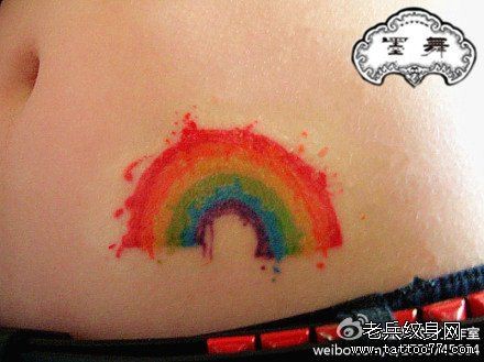 点击大图看下一张：女人腹部小巧精美的彩虹纹身图片