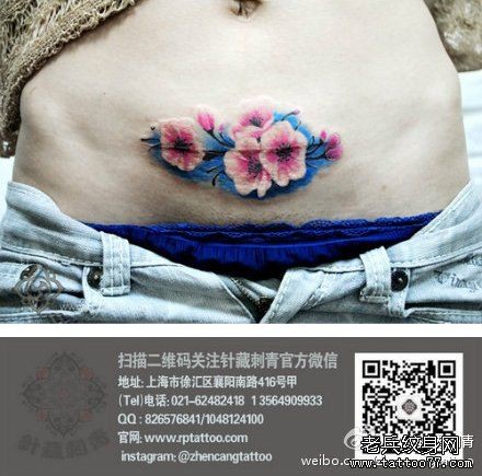 点击大图看下一张：美女腹部唯美潮流的花卉纹身图片