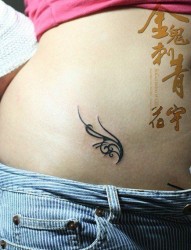 女人腹部精美的图腾小翅膀纹身图片