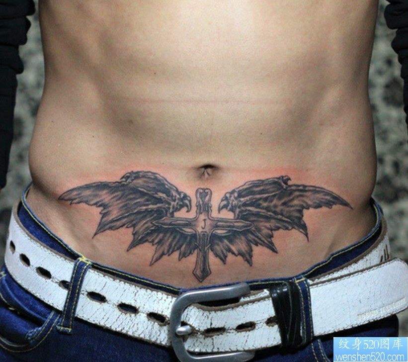 点击大图看下一张：纹身520图库推荐一幅腹部十字架翅膀纹身图片